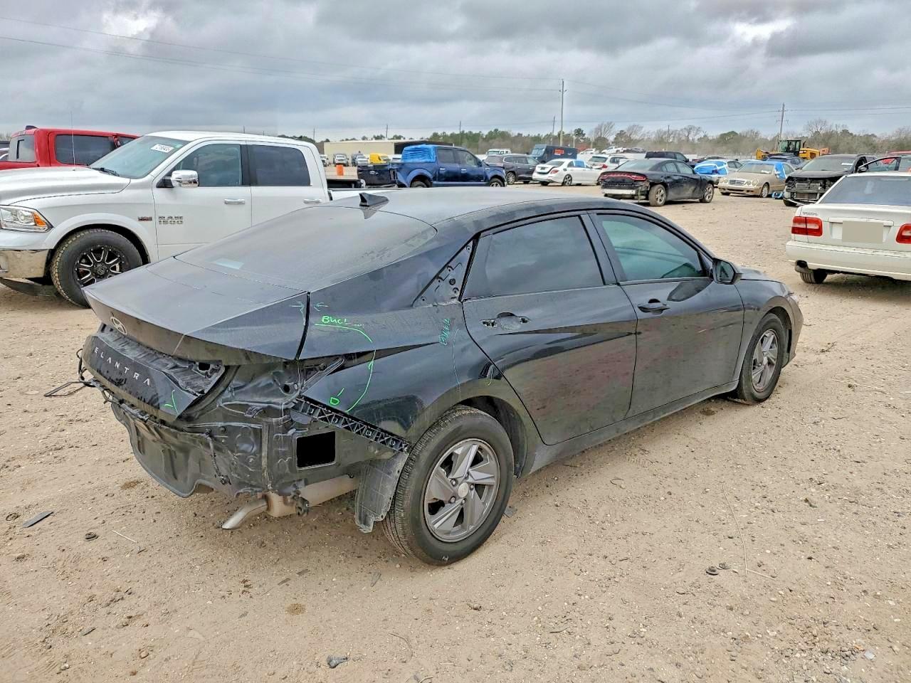 2025 HYUNDAI ELANTRA SE photo 3