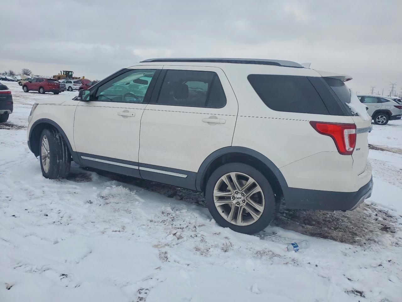 2016 FORD EXPLORER XLT photo 2