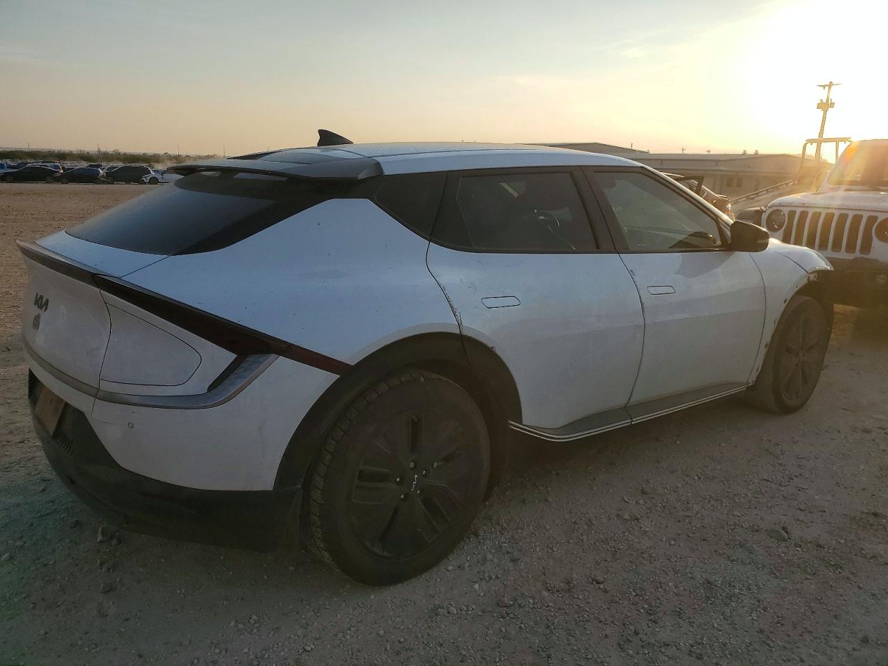 2022 KIA EV6 LIGHT photo 3
