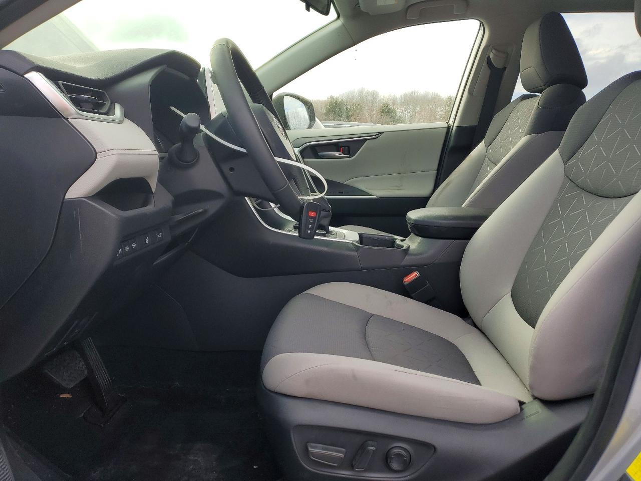 2024 TOYOTA RAV4 XLE photo 7