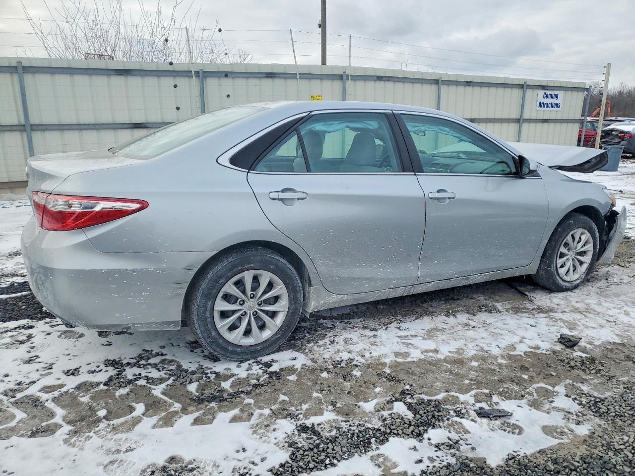 2017 TOYOTA CAMRY LE photo 3