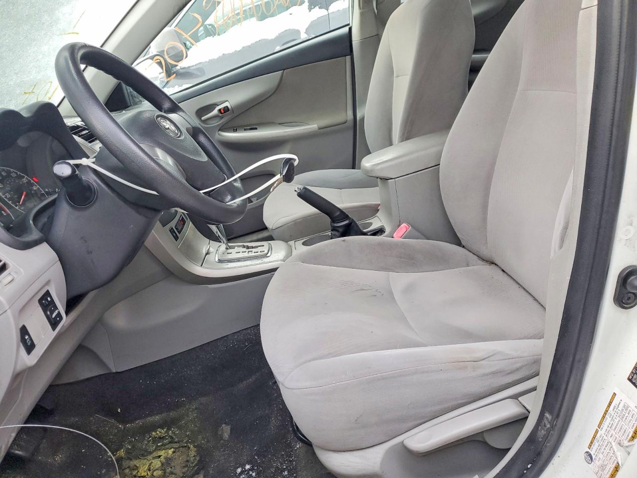 2011 TOYOTA COROLLA LE photo 7