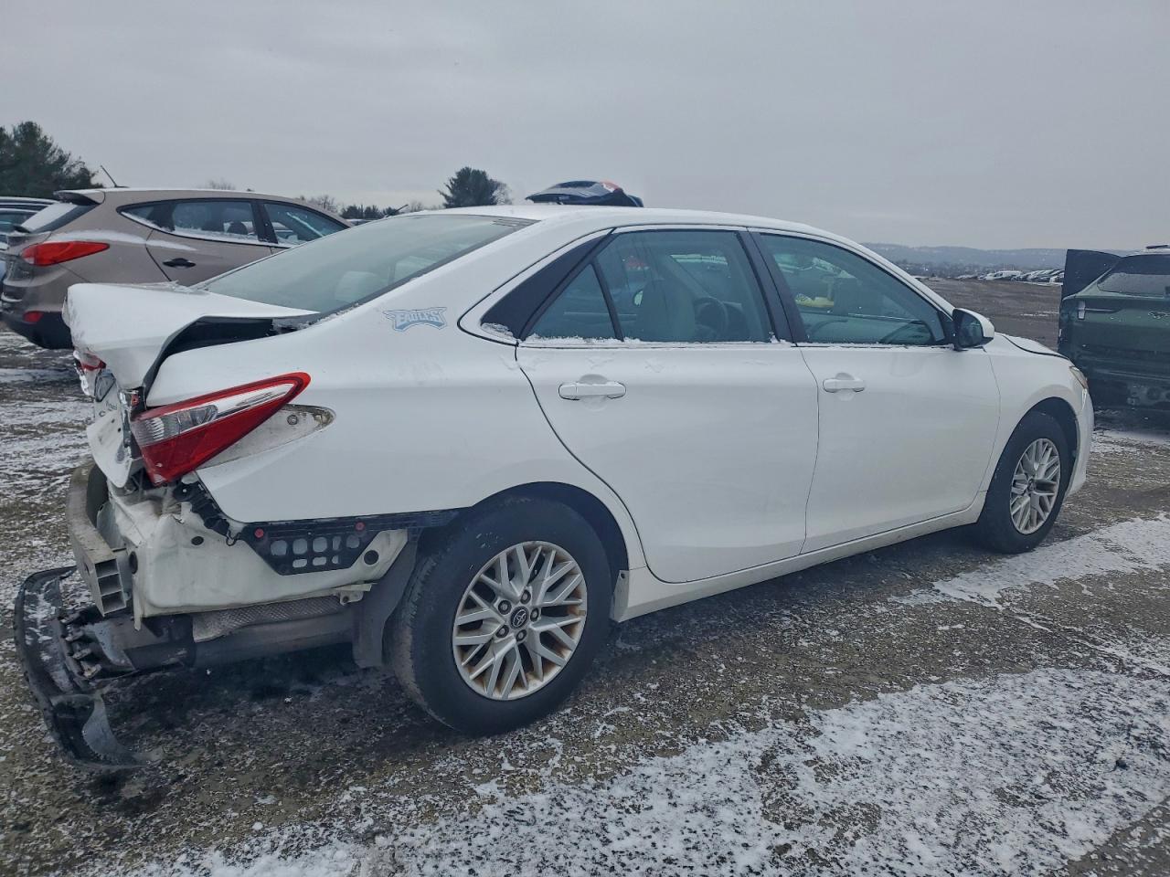 2017 TOYOTA CAMRY LE photo 3