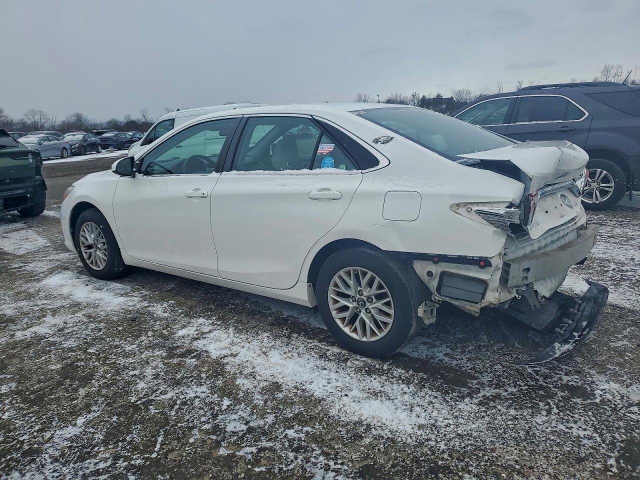 2017 TOYOTA CAMRY LE photo 2