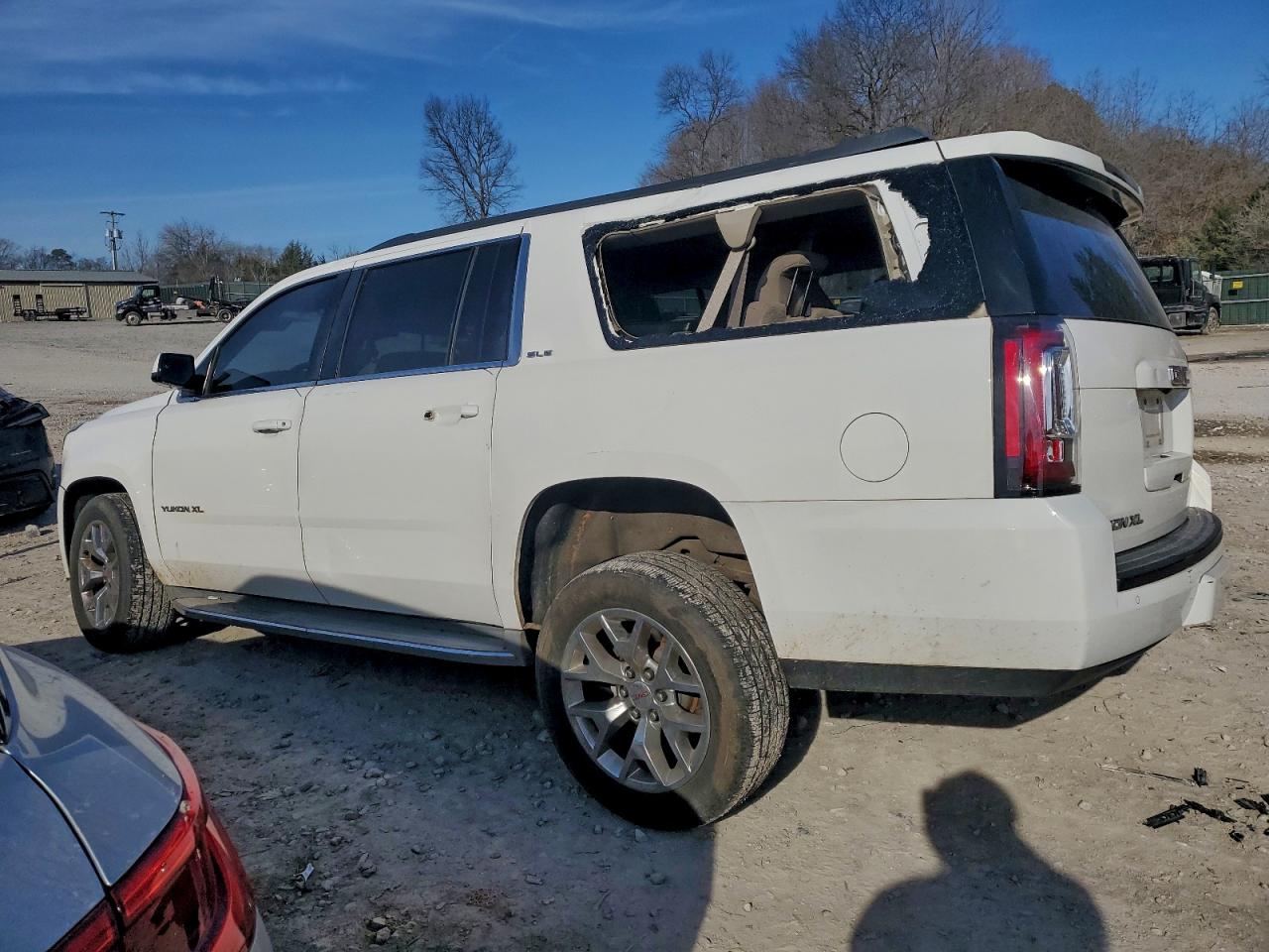 2015 GMC YUKON XL C1500 SLE photo 2