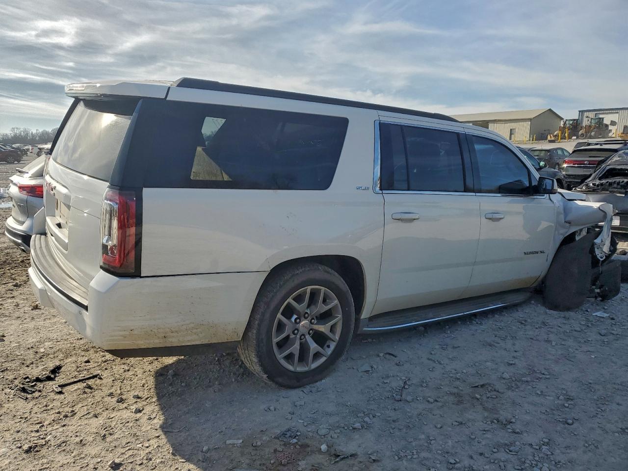 2015 GMC YUKON XL C1500 SLE photo 3