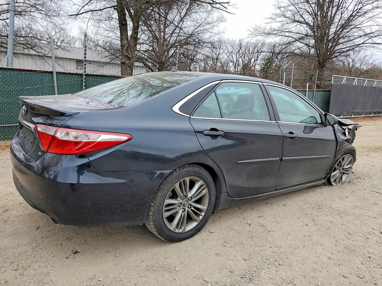 2016 TOYOTA CAMRY LE photo 3
