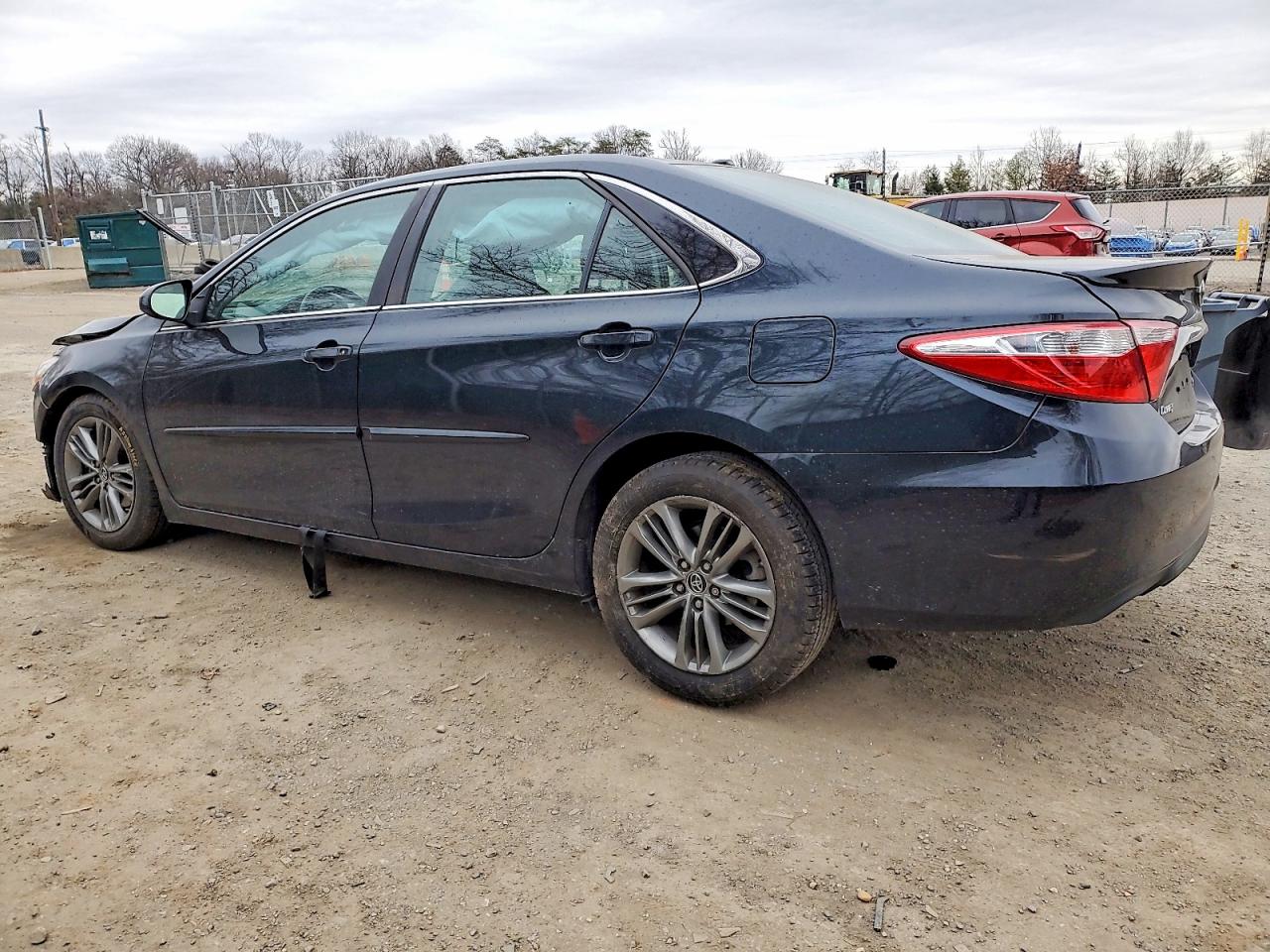 2016 TOYOTA CAMRY LE photo 2