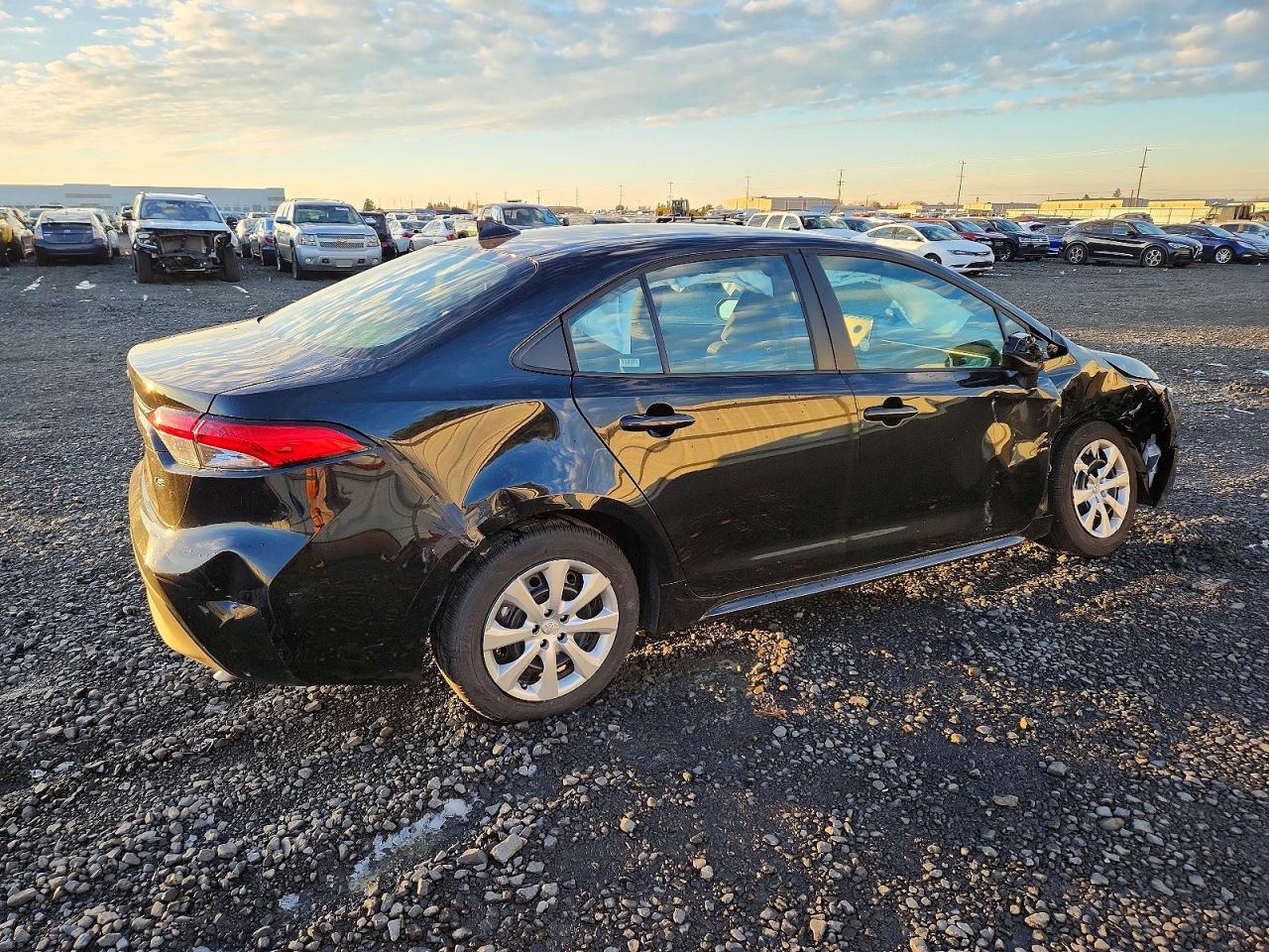 2025 TOYOTA COROLLA LE photo 3