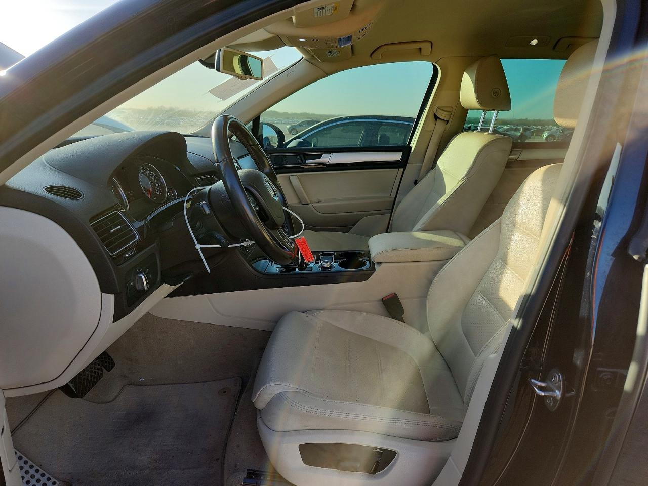 2016 VOLKSWAGEN TOUAREG SPORT photo 7