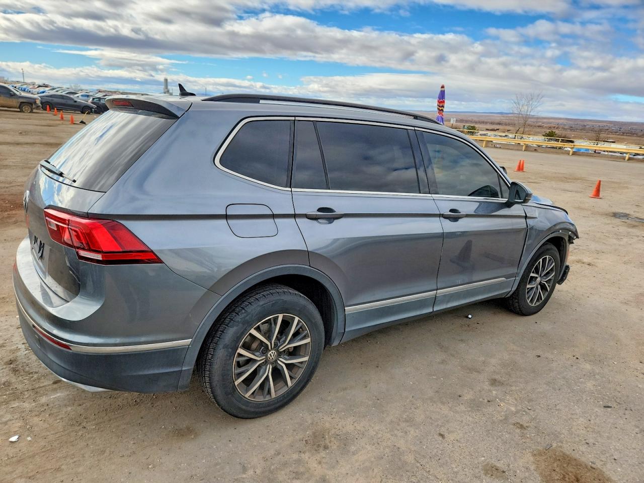 2020 VOLKSWAGEN TIGUAN SE photo 3