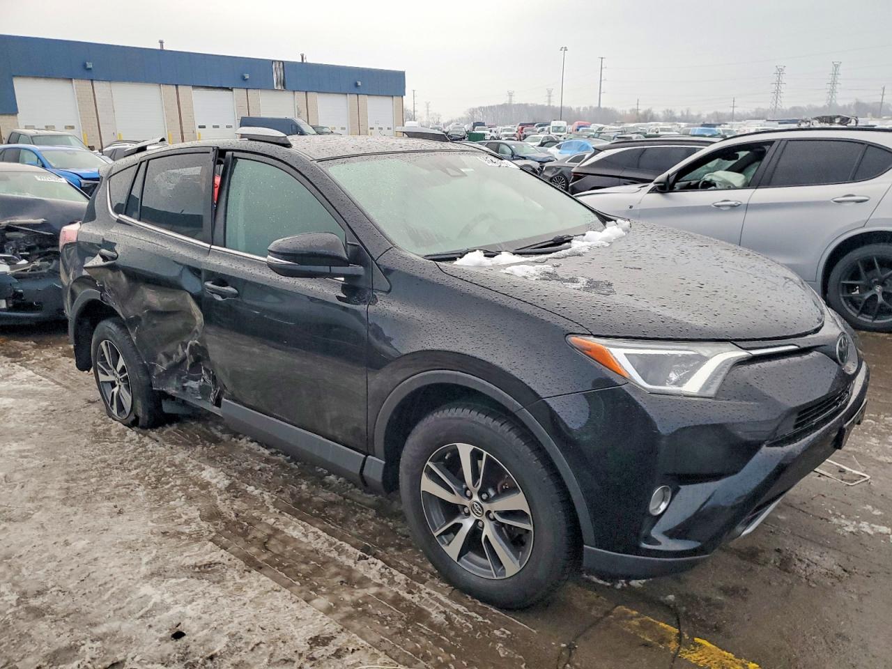 2017 TOYOTA RAV4 XLE photo 4