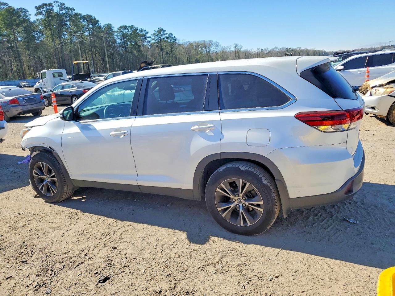2019 TOYOTA HIGHLANDER LE photo 2