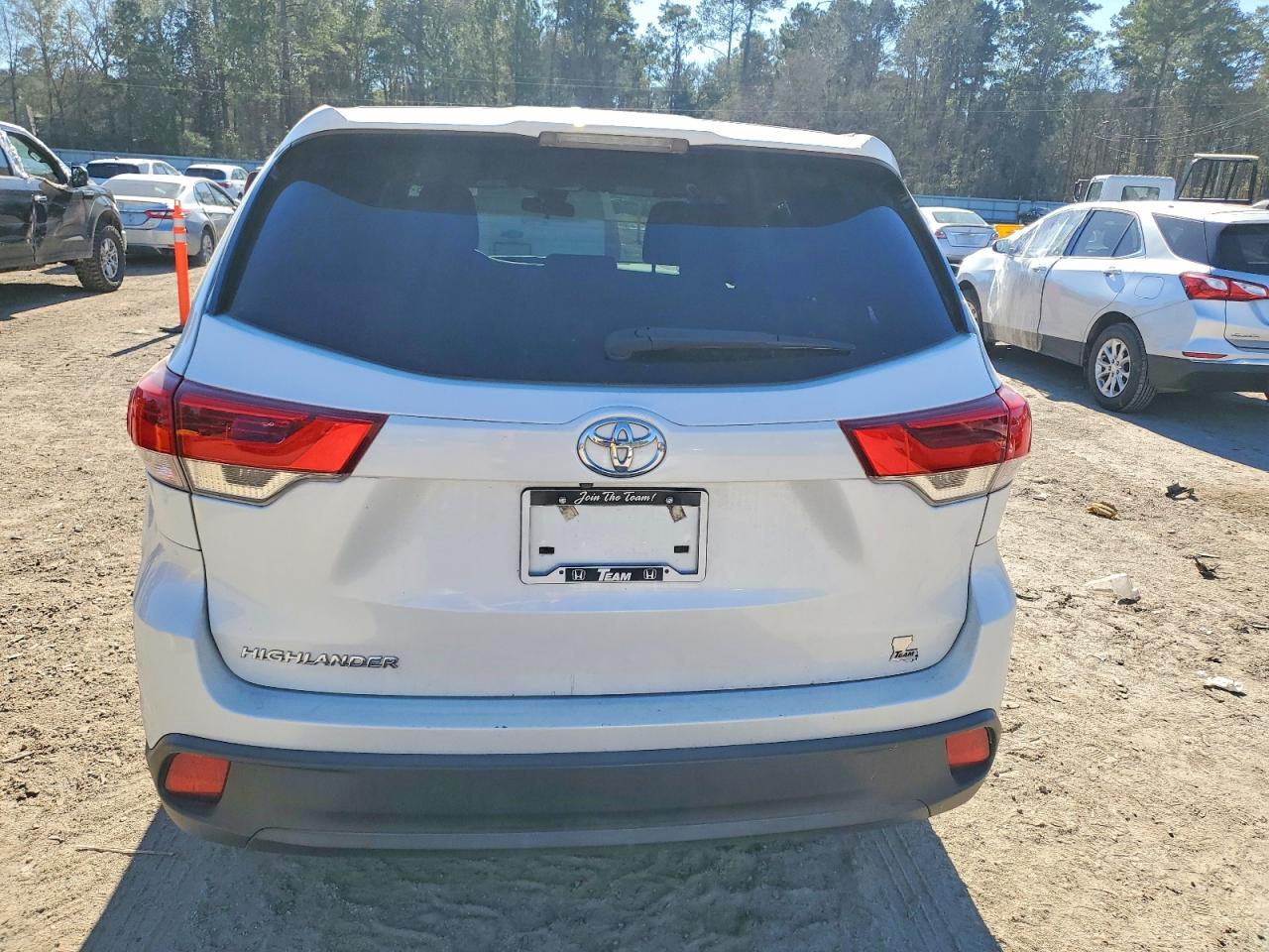 2019 TOYOTA HIGHLANDER LE photo 6