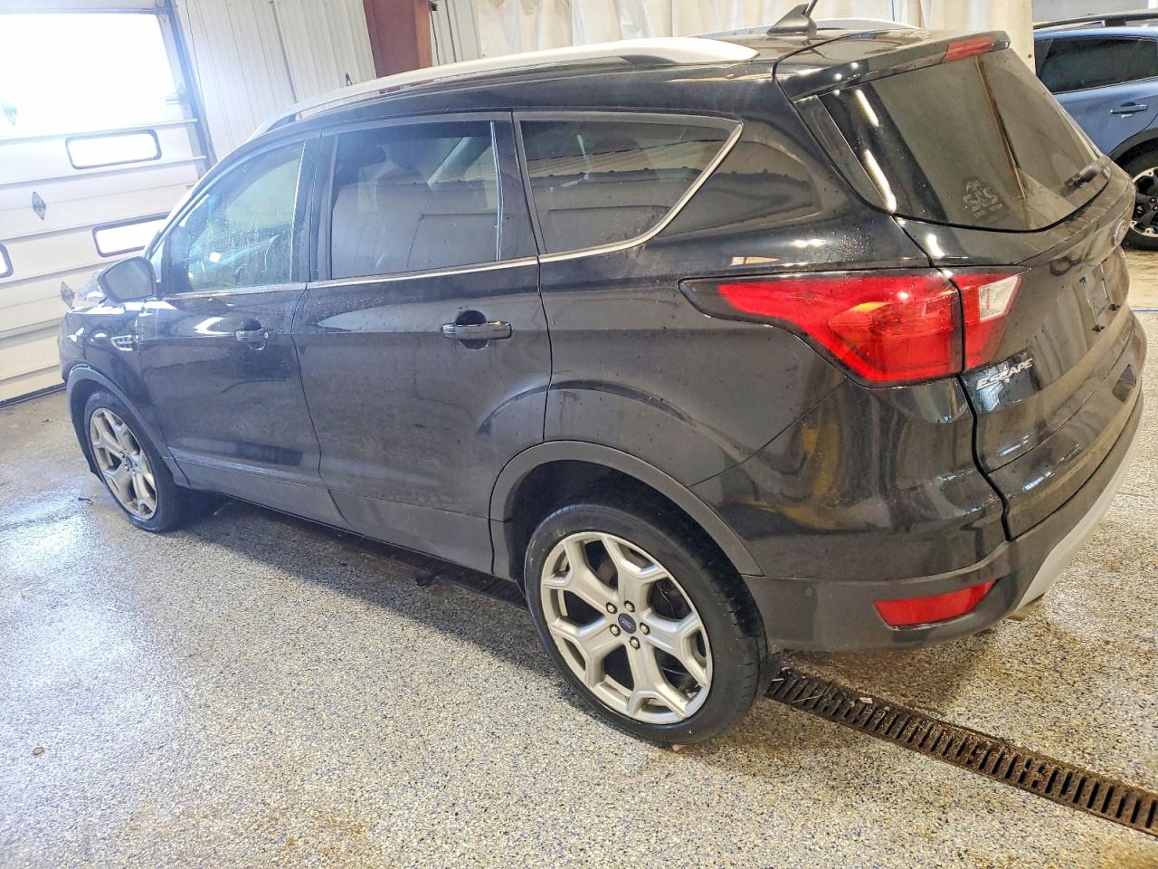 2019 FORD ESCAPE TITANIUM photo 2
