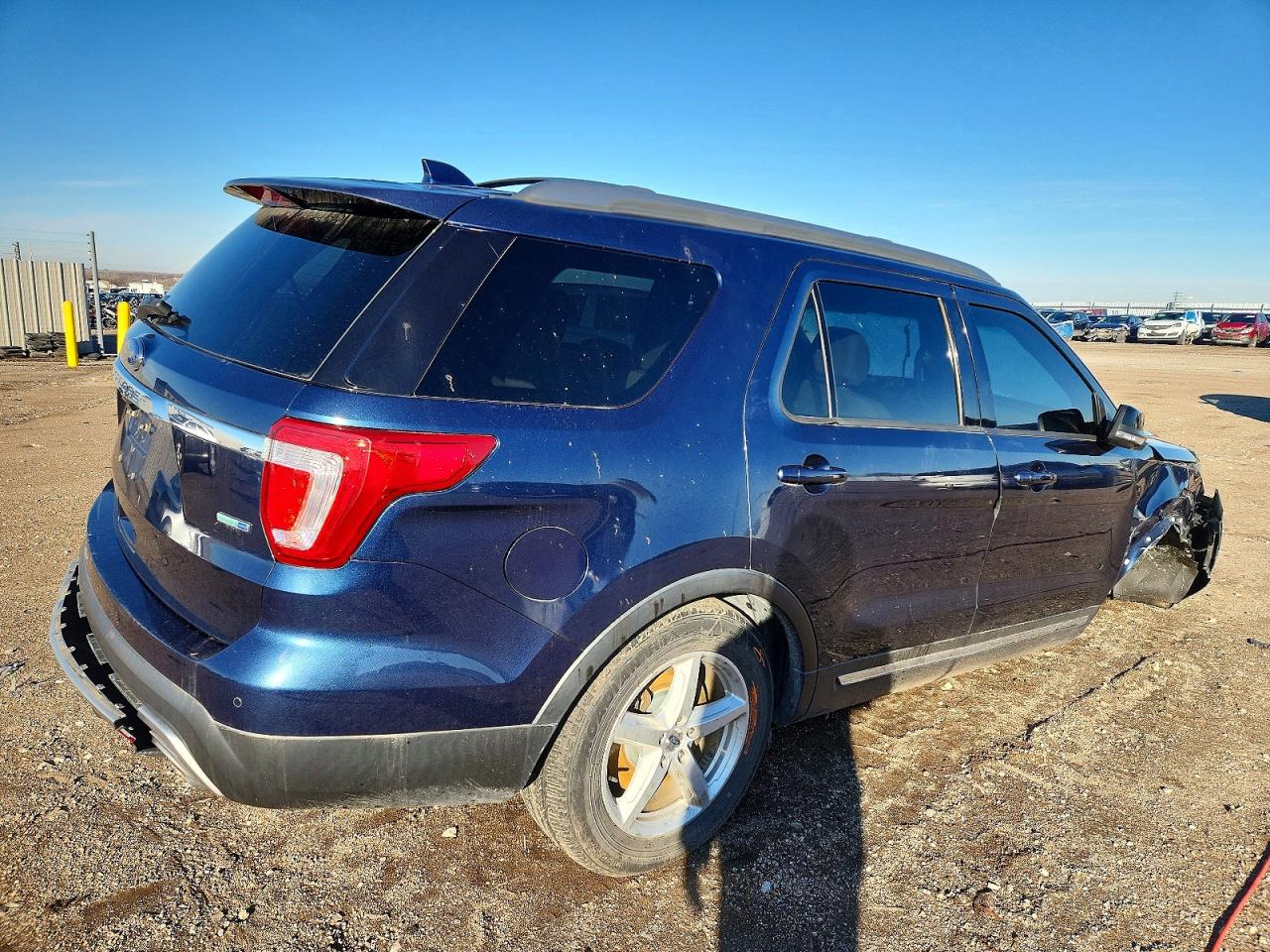 2016 FORD EXPLORER XLT photo 3