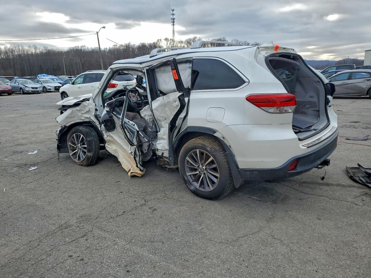 2019 TOYOTA HIGHLANDER SE photo 2