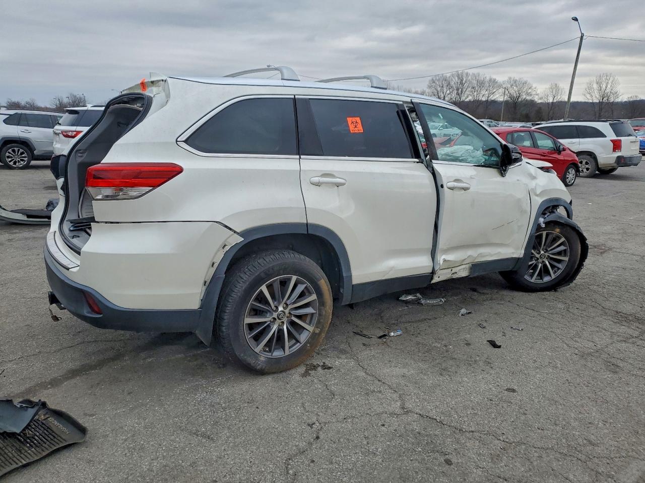 2019 TOYOTA HIGHLANDER SE photo 3