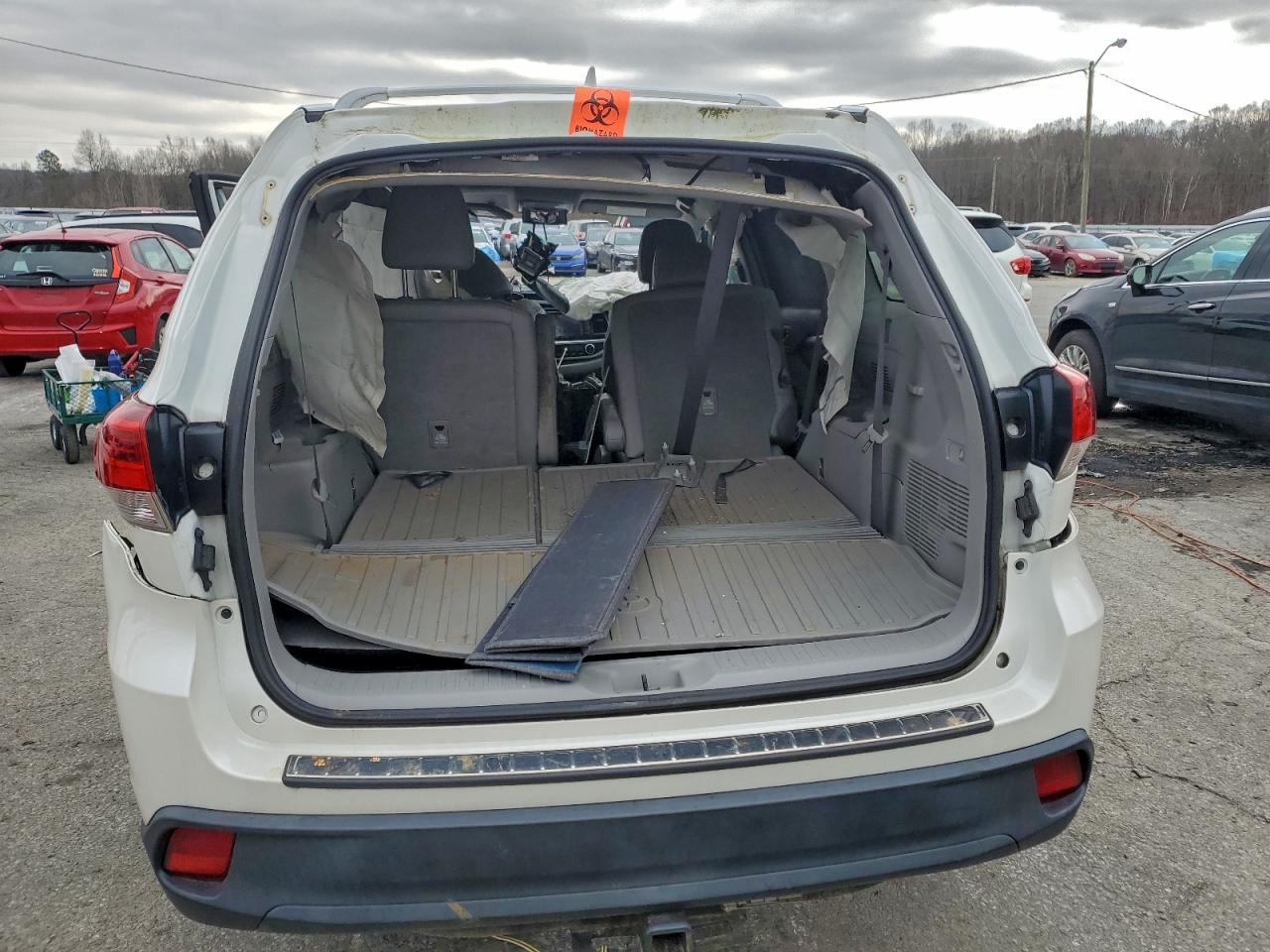 2019 TOYOTA HIGHLANDER SE photo 6