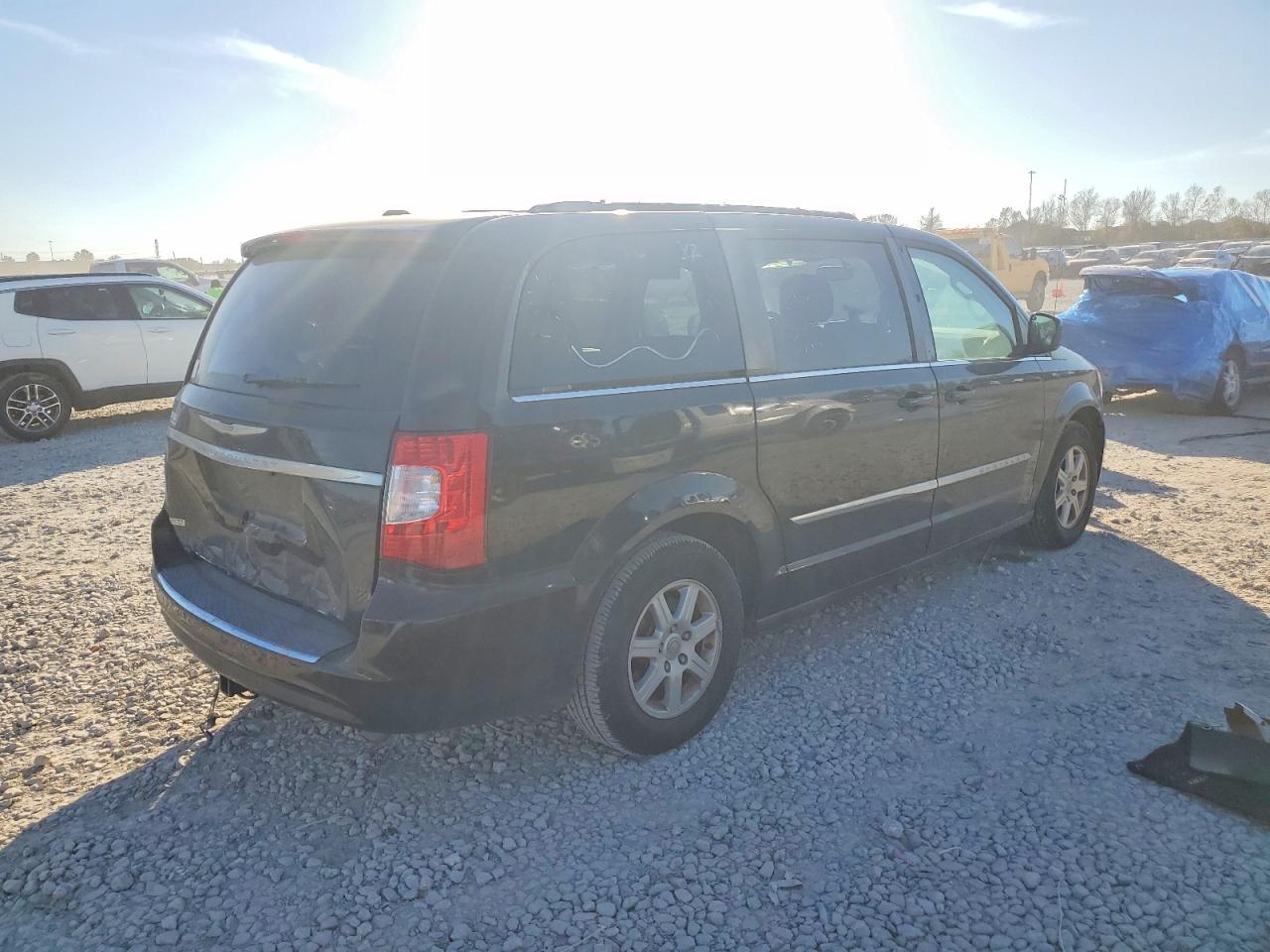 2013 CHRYSLER TOWN & COUNTRY TOURING photo 3