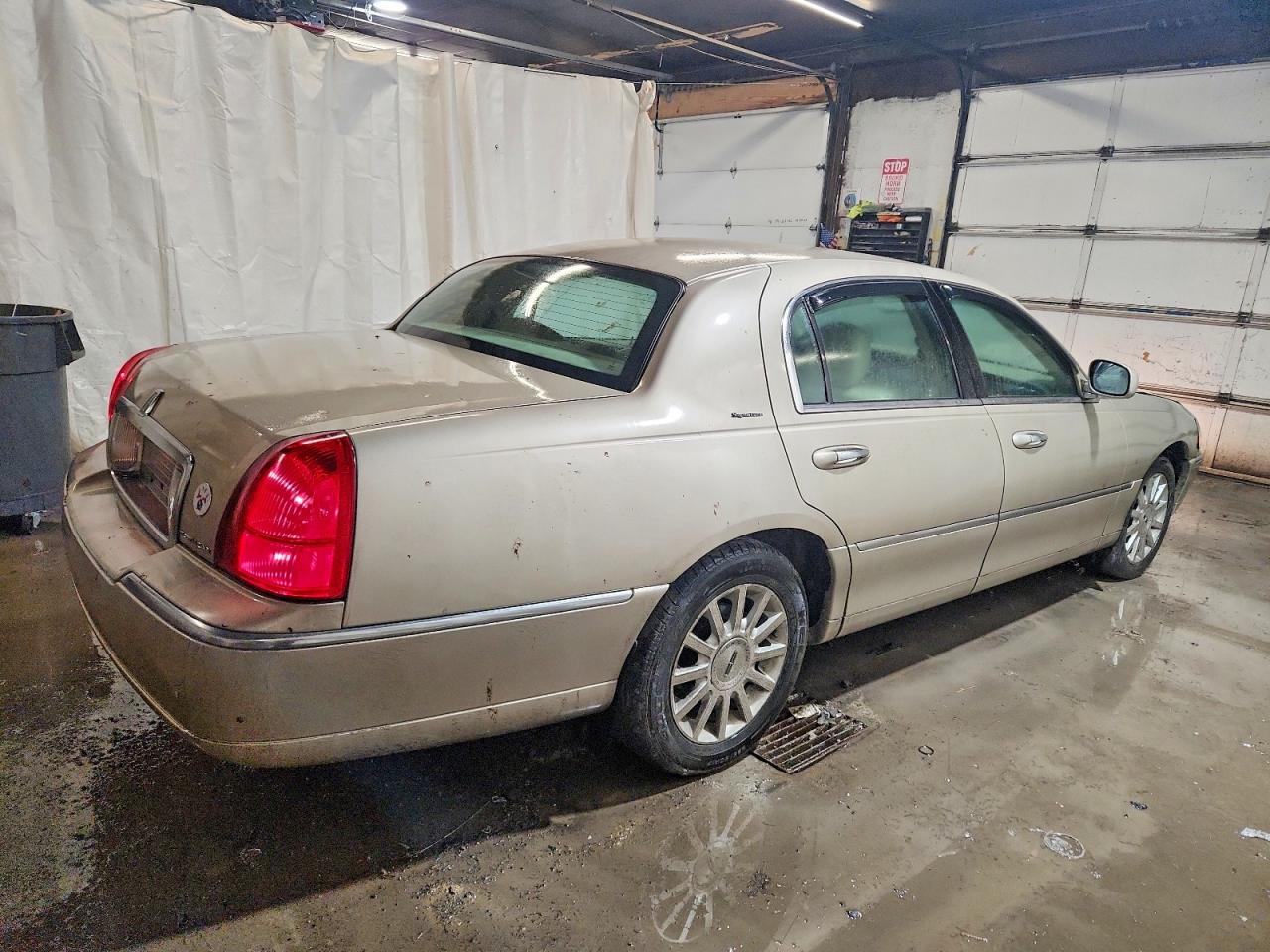 2007 LINCOLN TOWN CAR SIGNATURE photo 3