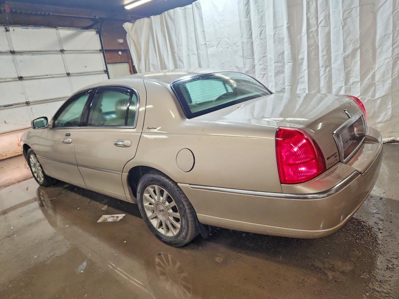 2007 LINCOLN TOWN CAR SIGNATURE photo 2