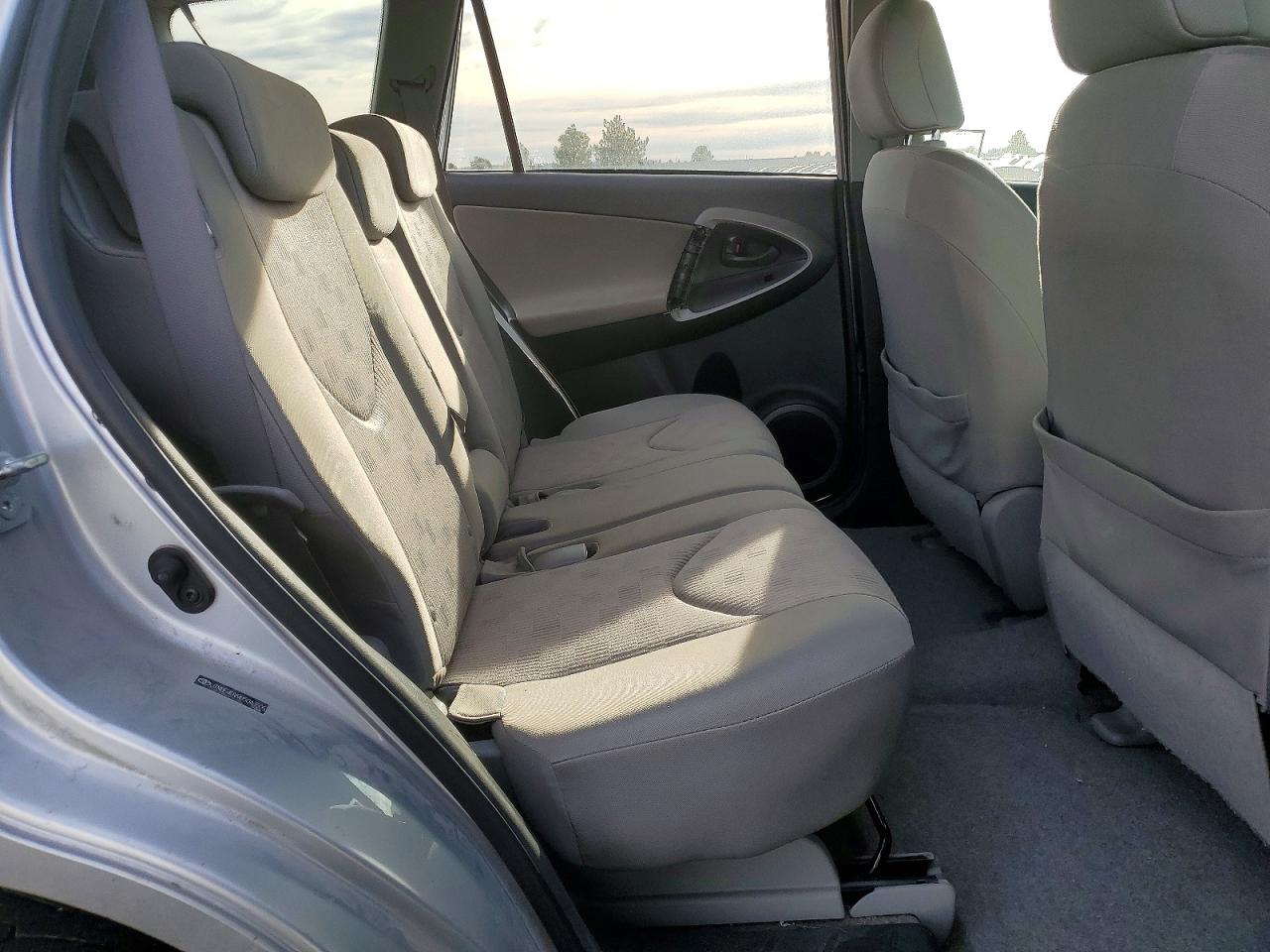 2011 TOYOTA RAV4 photo 11