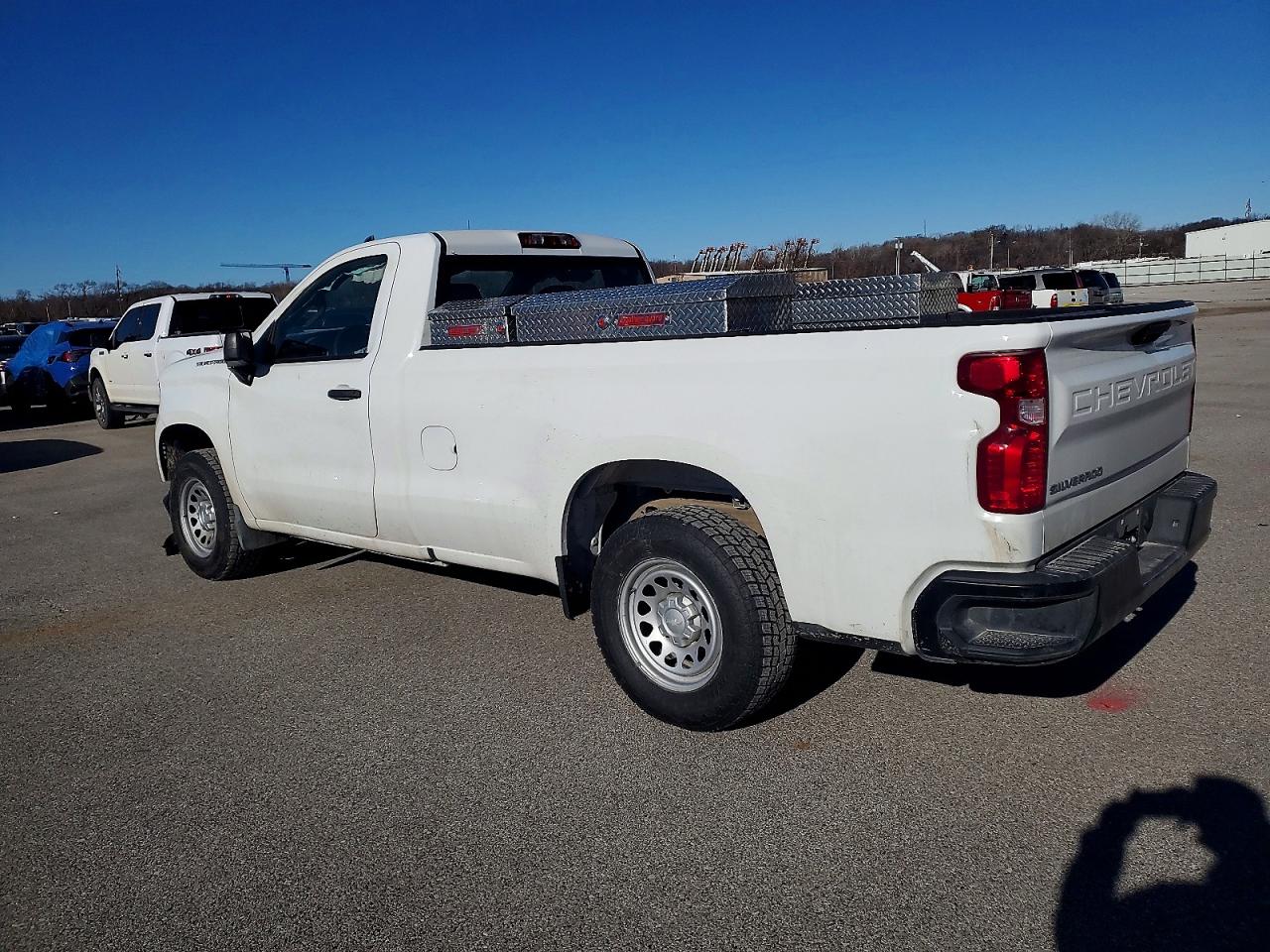 2024 CHEVROLET SILVERADO C1500 photo 2