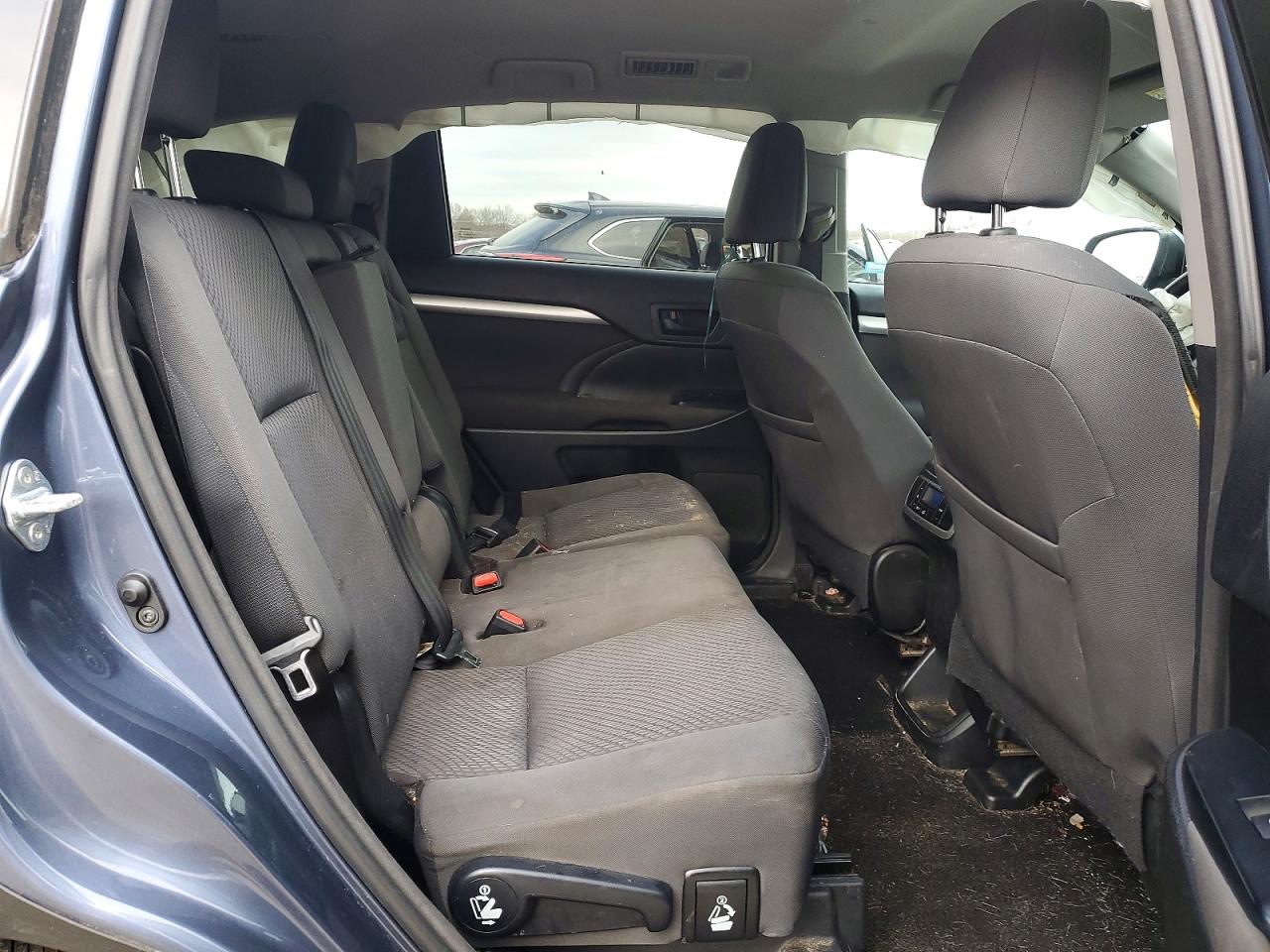 2016 TOYOTA HIGHLANDER LE photo 11