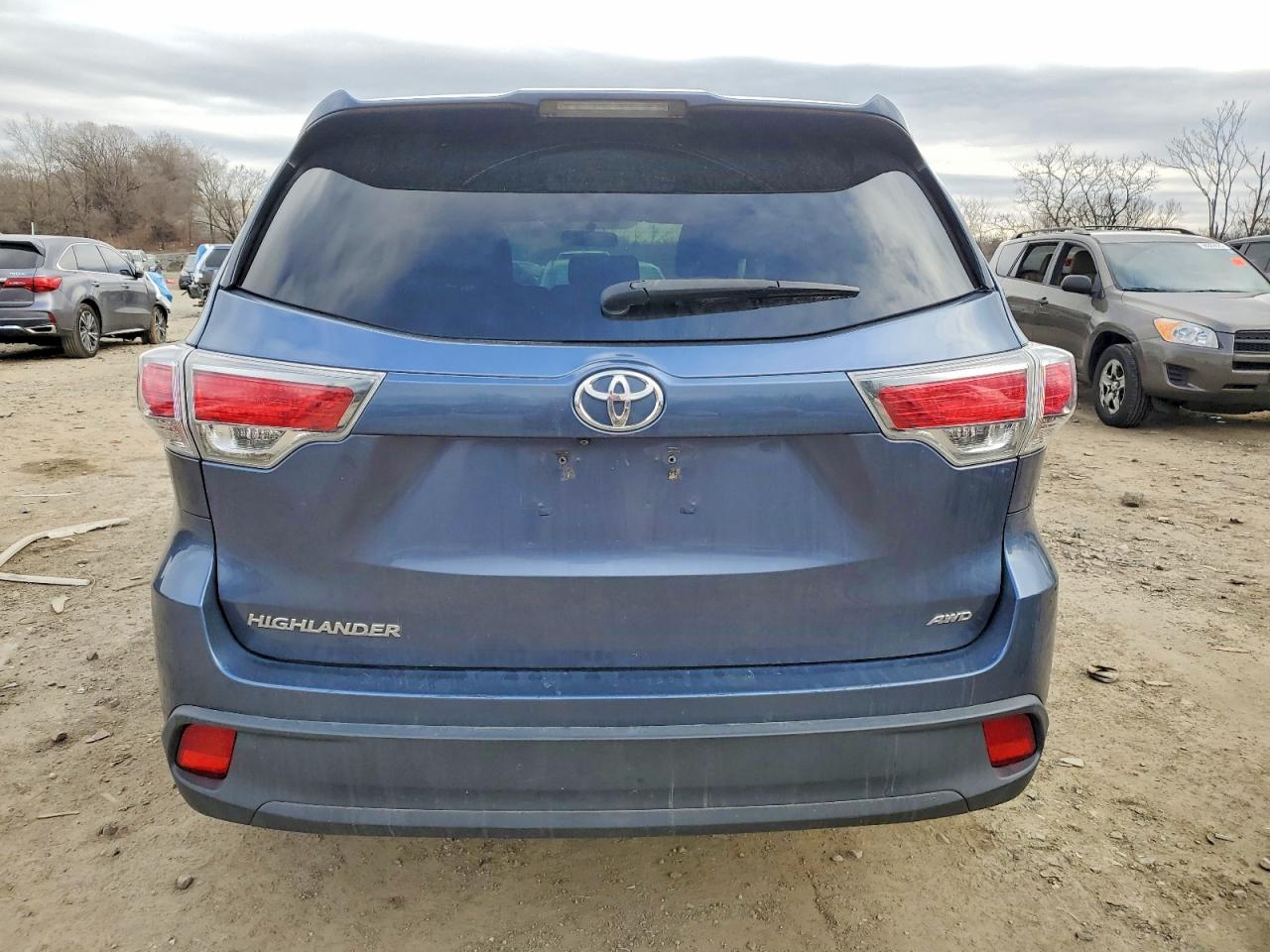 2016 TOYOTA HIGHLANDER LE photo 6