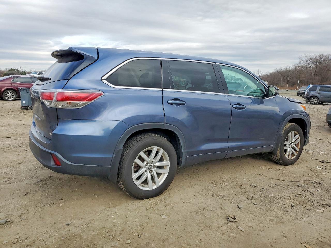2016 TOYOTA HIGHLANDER LE photo 3