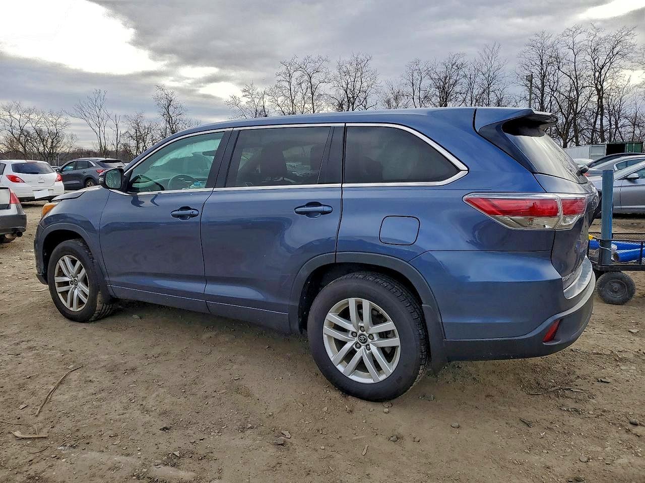 2016 TOYOTA HIGHLANDER LE photo 2