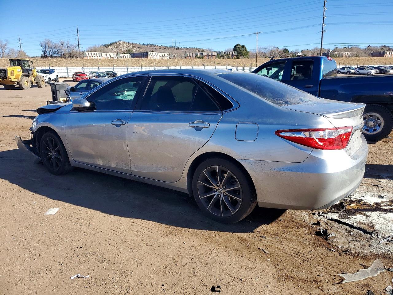 2015 TOYOTA CAMRY LE photo 2