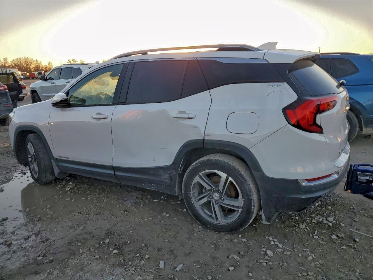 2019 GMC TERRAIN SLT photo 2