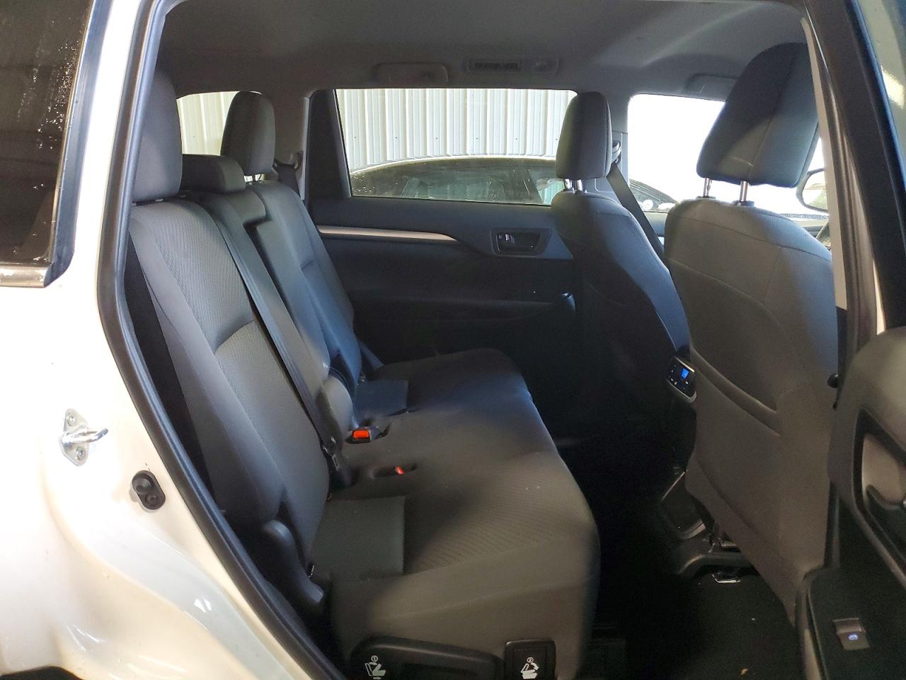 2019 TOYOTA HIGHLANDER LE photo 10