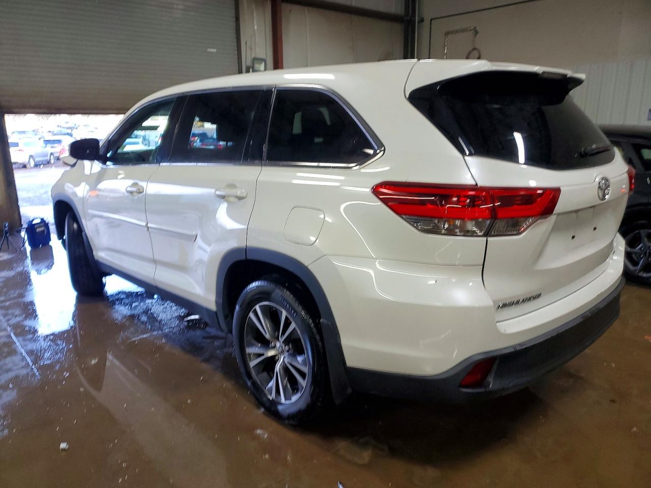 2019 TOYOTA HIGHLANDER LE photo 2