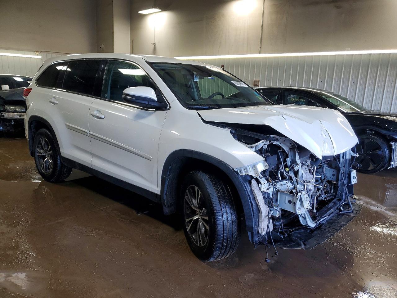 2019 TOYOTA HIGHLANDER LE photo 4
