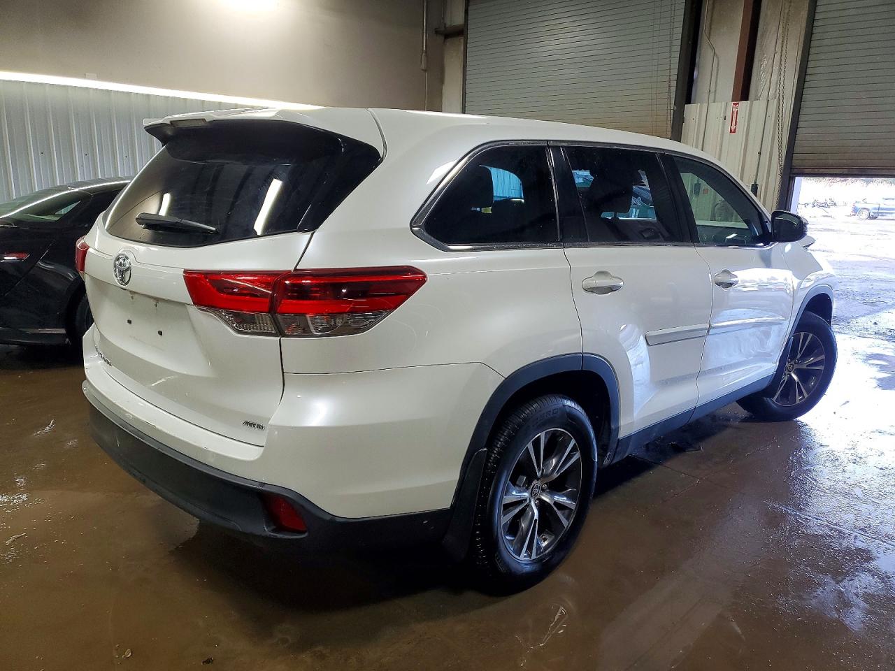 2019 TOYOTA HIGHLANDER LE photo 3