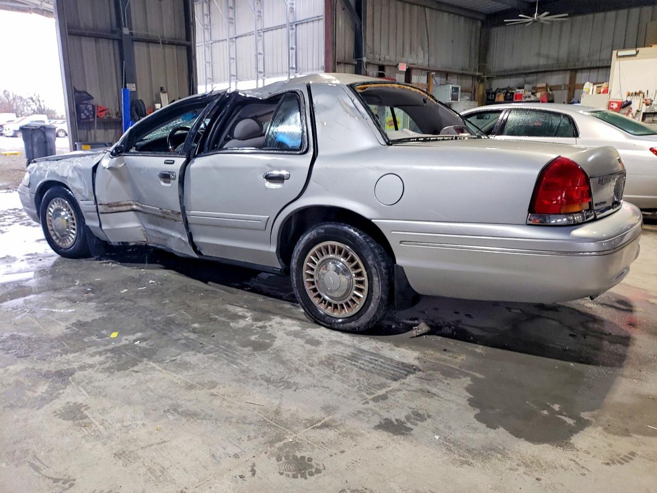 2001 FORD CROWN VICTORIA photo 2