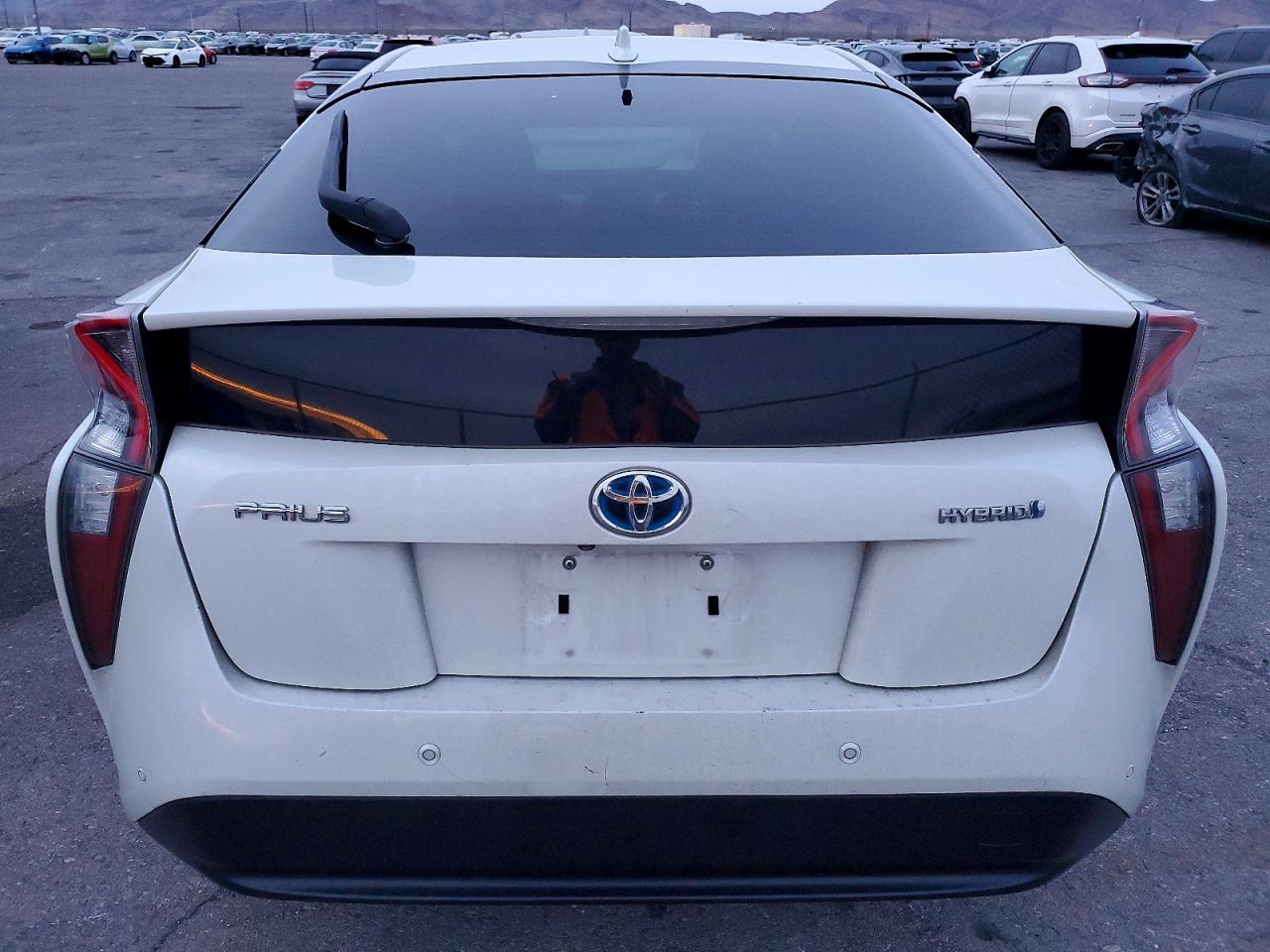 2018 TOYOTA PRIUS photo 6