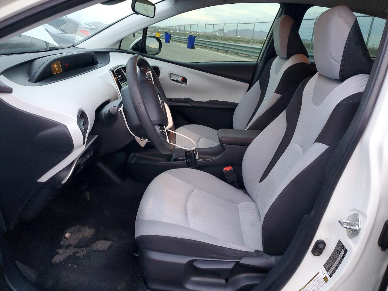 2018 TOYOTA PRIUS photo 7