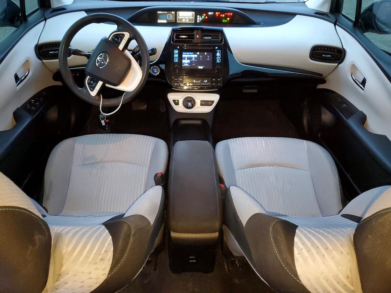 2018 TOYOTA PRIUS photo 8