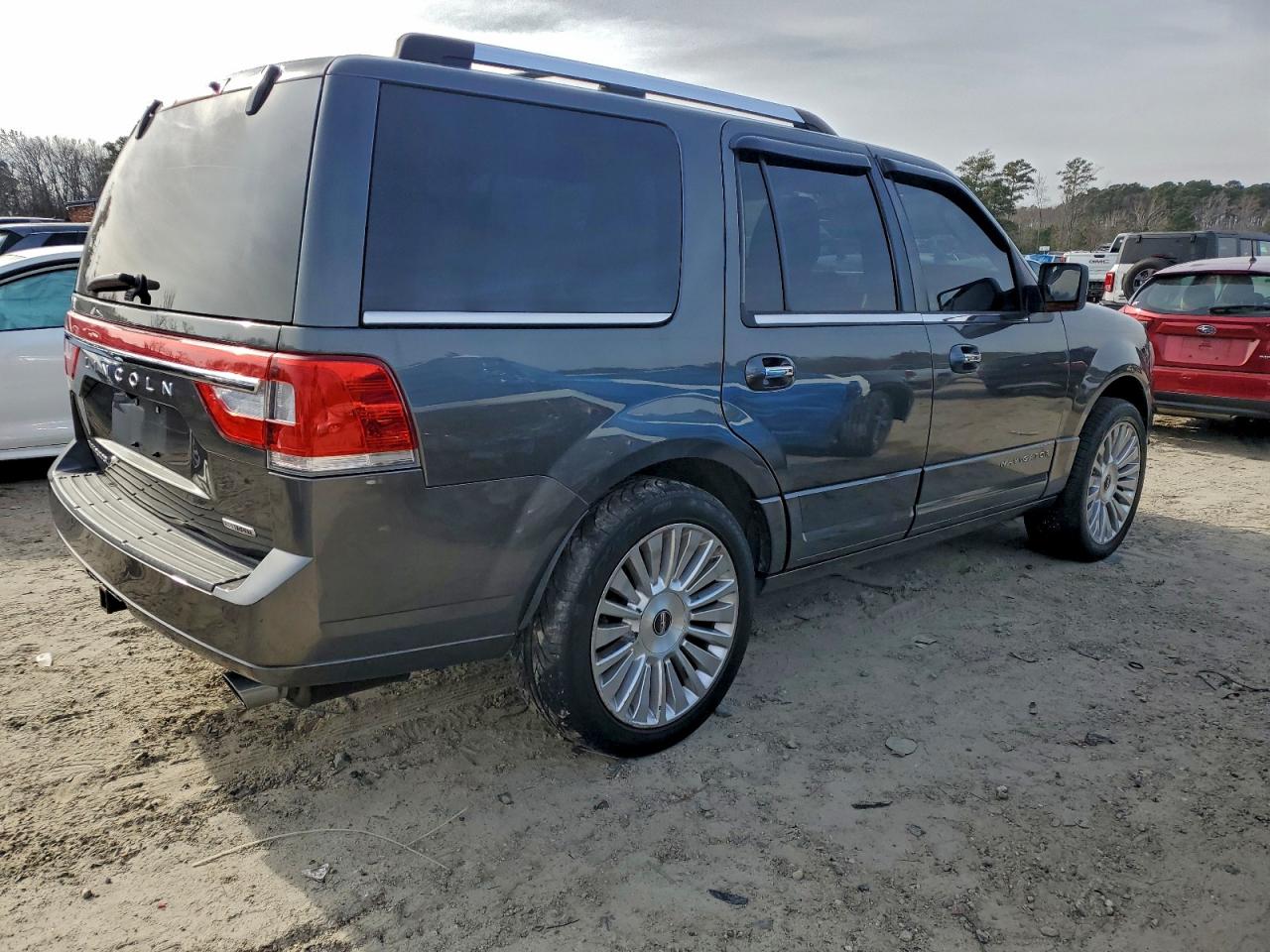2015 LINCOLN NAVIGATOR photo 3