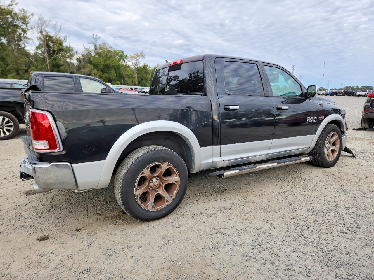 2015 RAM 1500 LARAMIE photo 3