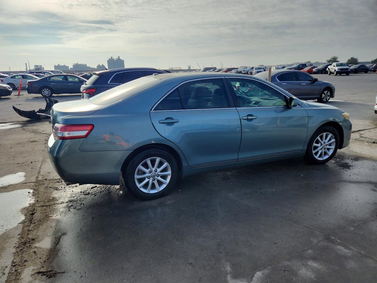 2011 TOYOTA CAMRY SE photo 3