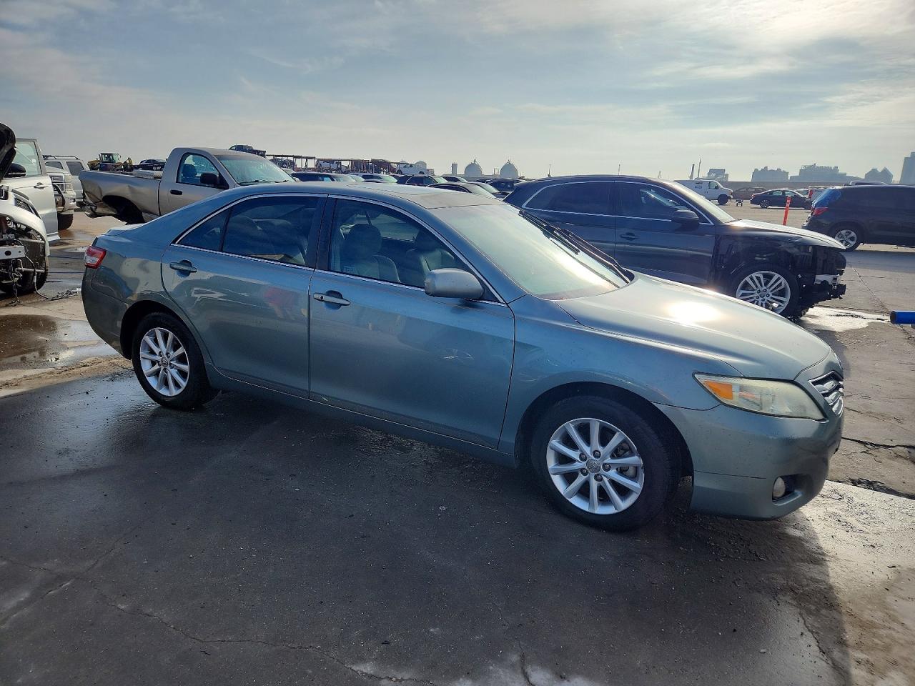 2011 TOYOTA CAMRY SE photo 4