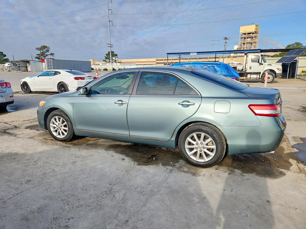 2011 TOYOTA CAMRY SE photo 2