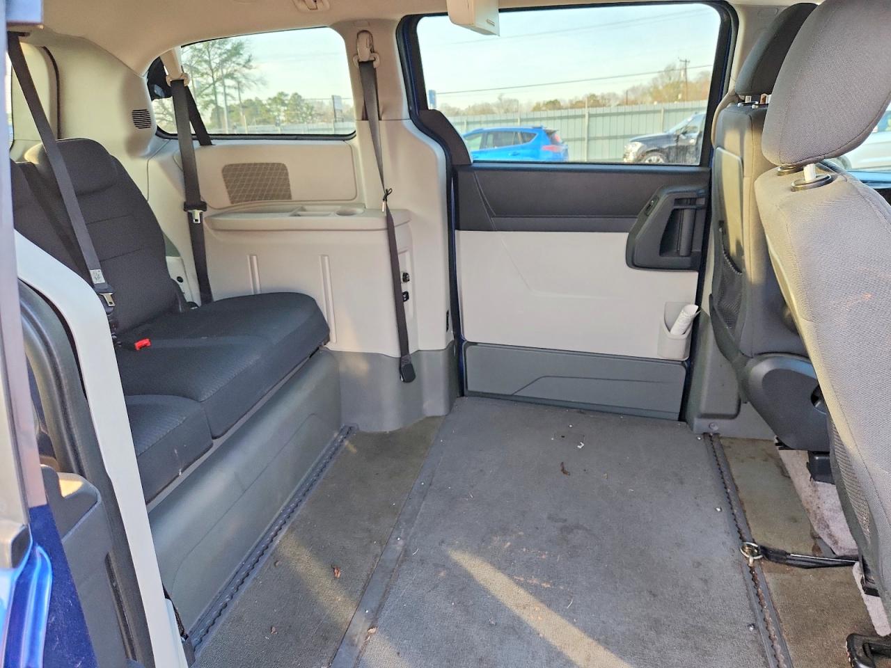 2010 DODGE GRAND CARAVAN SXT photo 11