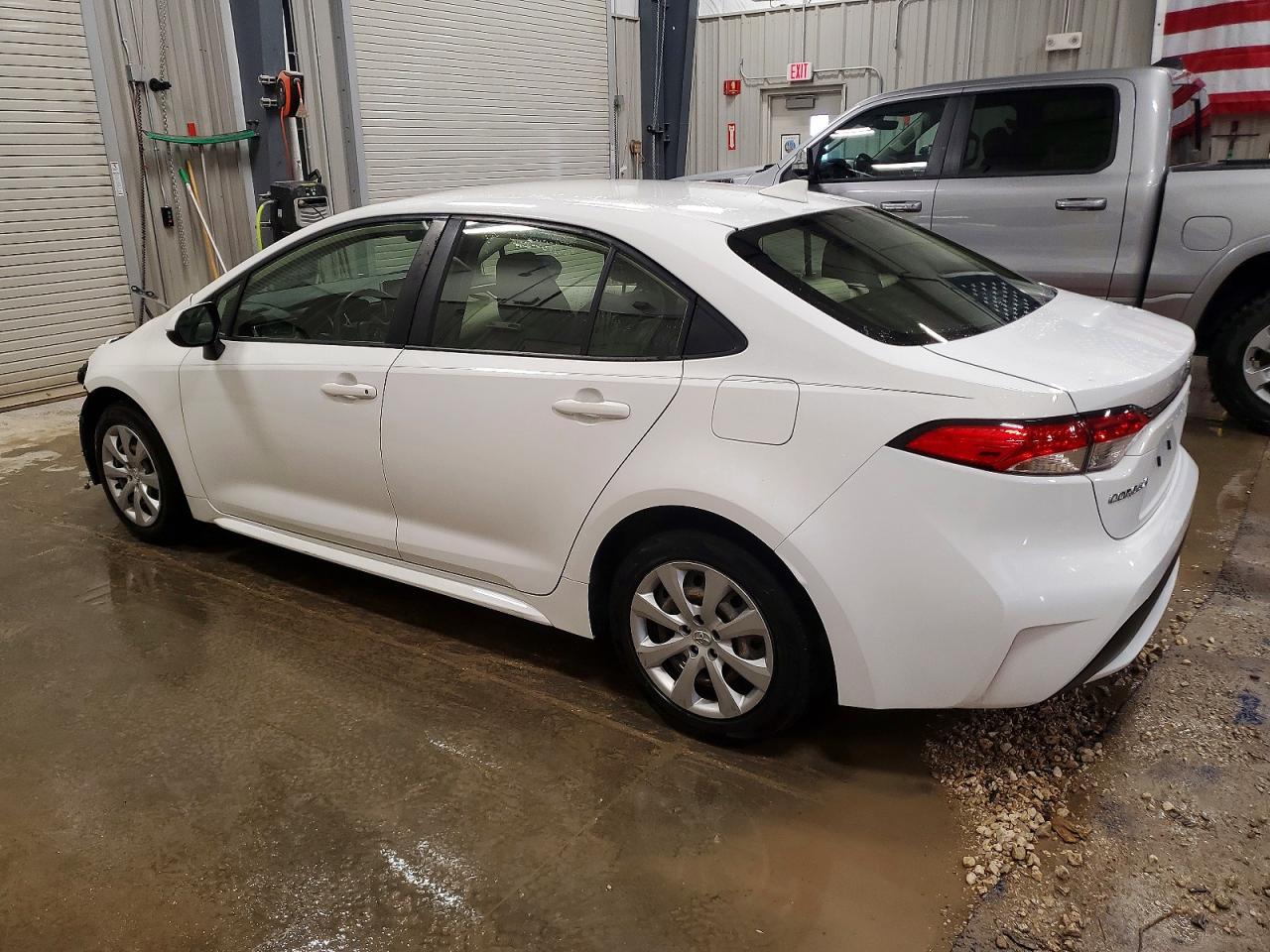 2020 TOYOTA COROLLA LE photo 2