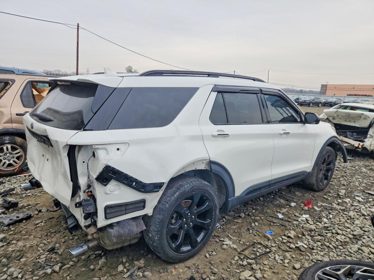 2023 FORD EXPLORER ST-LINE photo 3
